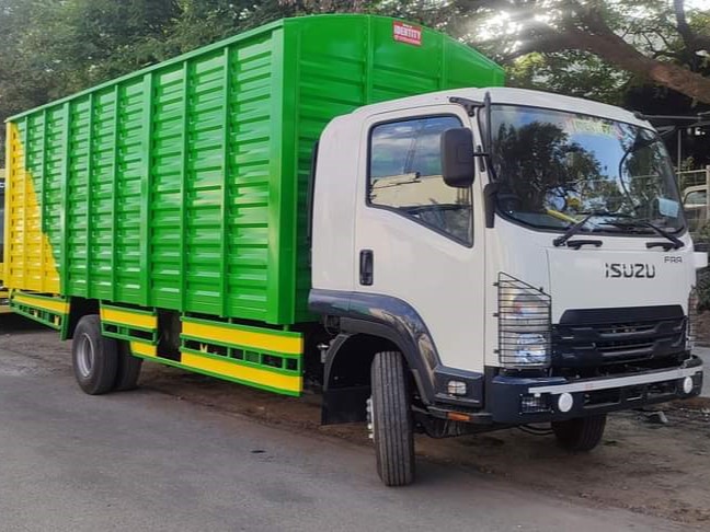 Isuzu FRR truck